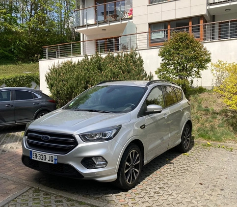 Ford Kuga cena 63000 przebieg: 105000, rok produkcji 2017 z Sopot małe 254